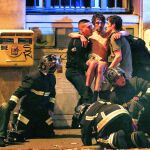 La Policía francesa socorre a los heridos a la salida de la discoteca Bataclán