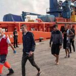 Los equipos de Salvamento Marítimo llevan más de 48 horas trabajando en el rescate de más de 200 personas que han sido interceptadas a bordo de una veintena de pateras en las costas de la Región
