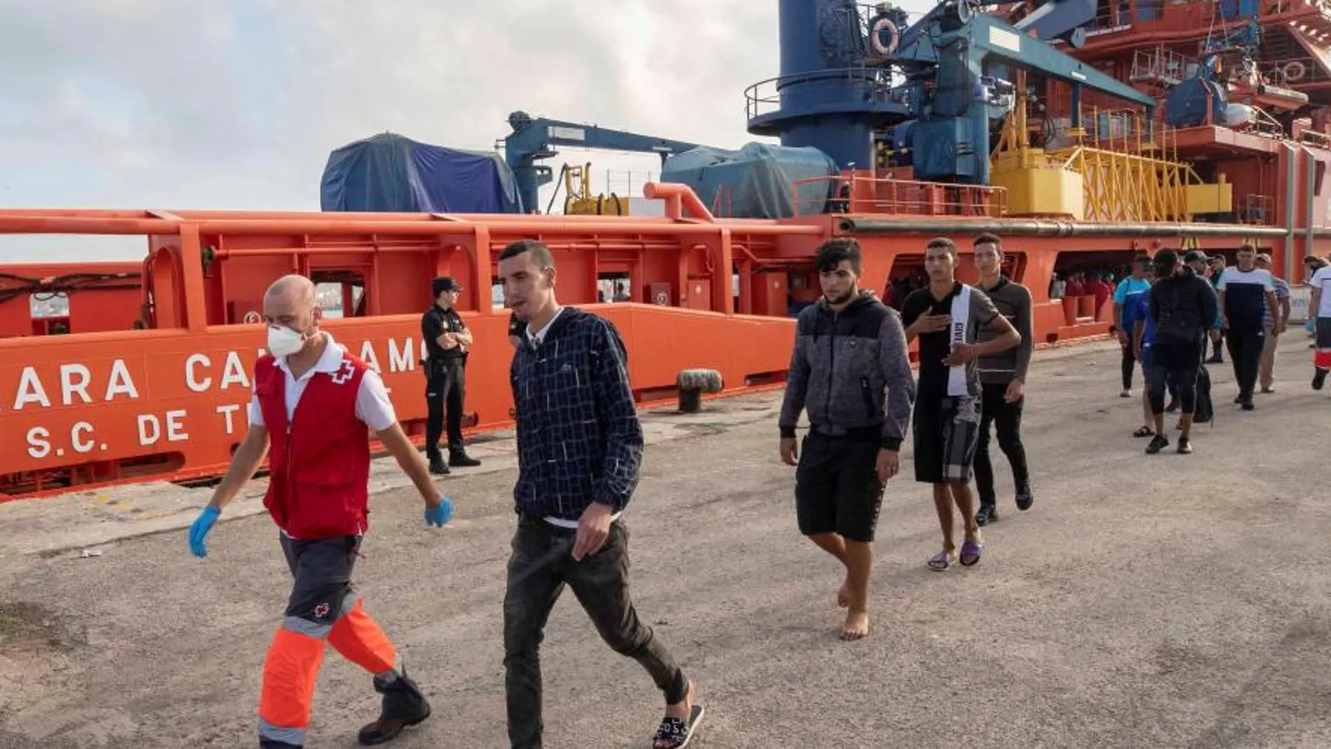 Los equipos de Salvamento Marítimo llevan más de 48 horas trabajando en el rescate de más de 200 personas que han sido interceptadas a bordo de una veintena de pateras en las costas de la Región