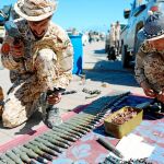 Miembros de las fuerzas de Misrata, bajo la protección del Gobierno oficial, se preparan para combatir en la capital
