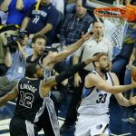 El central de los Memphis Grizzlies, el español Marc Gasol (d), lanza el balón ante los delantero de los Spurs LaMarcus Aldridge, y su hermano, Pau Gasol.