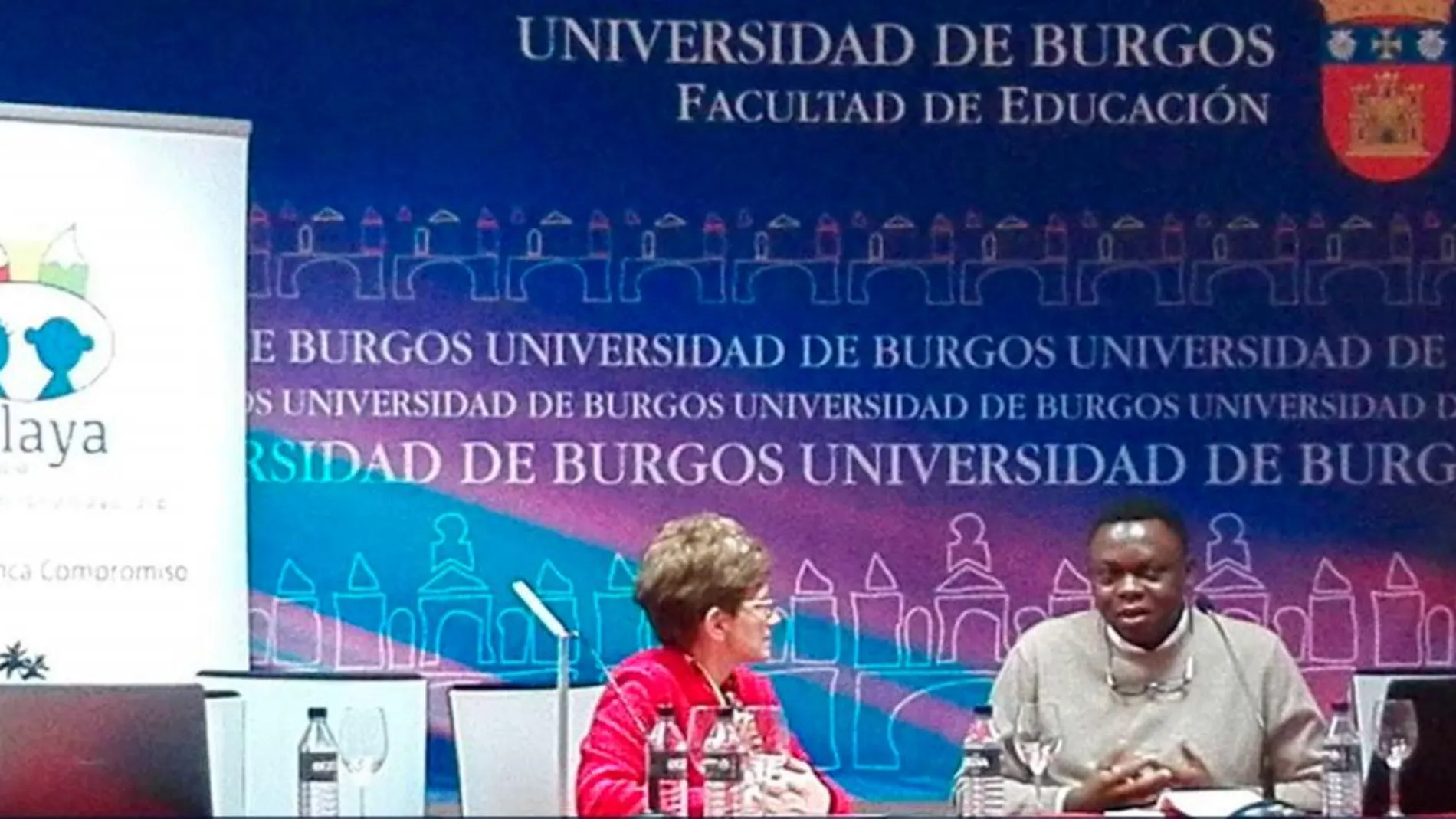 El presidente de Projet Ditunga, Apollinare Cibaka Cikongo, inaugura la jornada en la Universidad de Burgos, junto a la profesora Titular de Ética y Derechos Humanos, Socorro Fernández