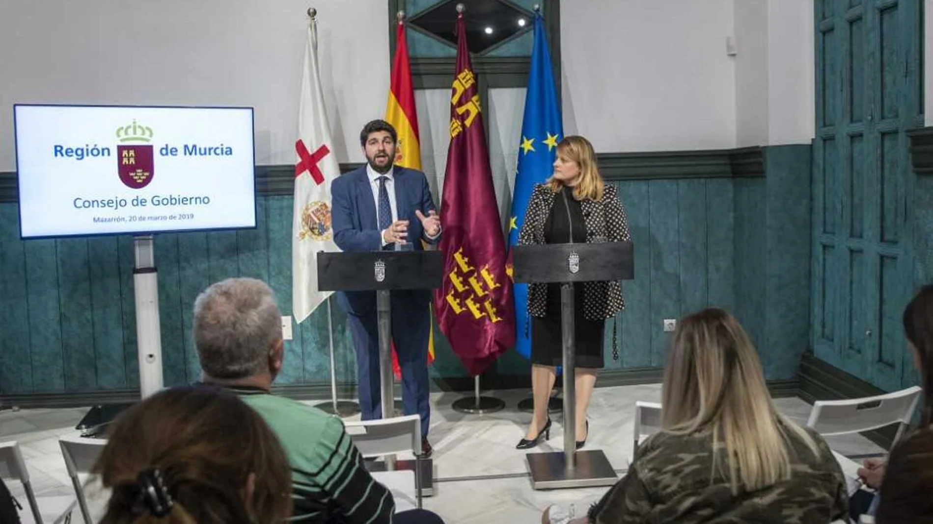El presidente del Ejecutivo murciano, Fernando López Miras, anunció ayer que «luchará» por defender los intereses de los empleados públicos de la Región, tras el Consejo de Gobierno celebrado en Mazarrón