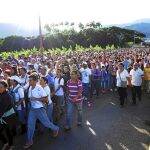 Cientos de personas cruzan el puente que separa Venezuela de Colombia, ayer en San Antonio de Táchira
