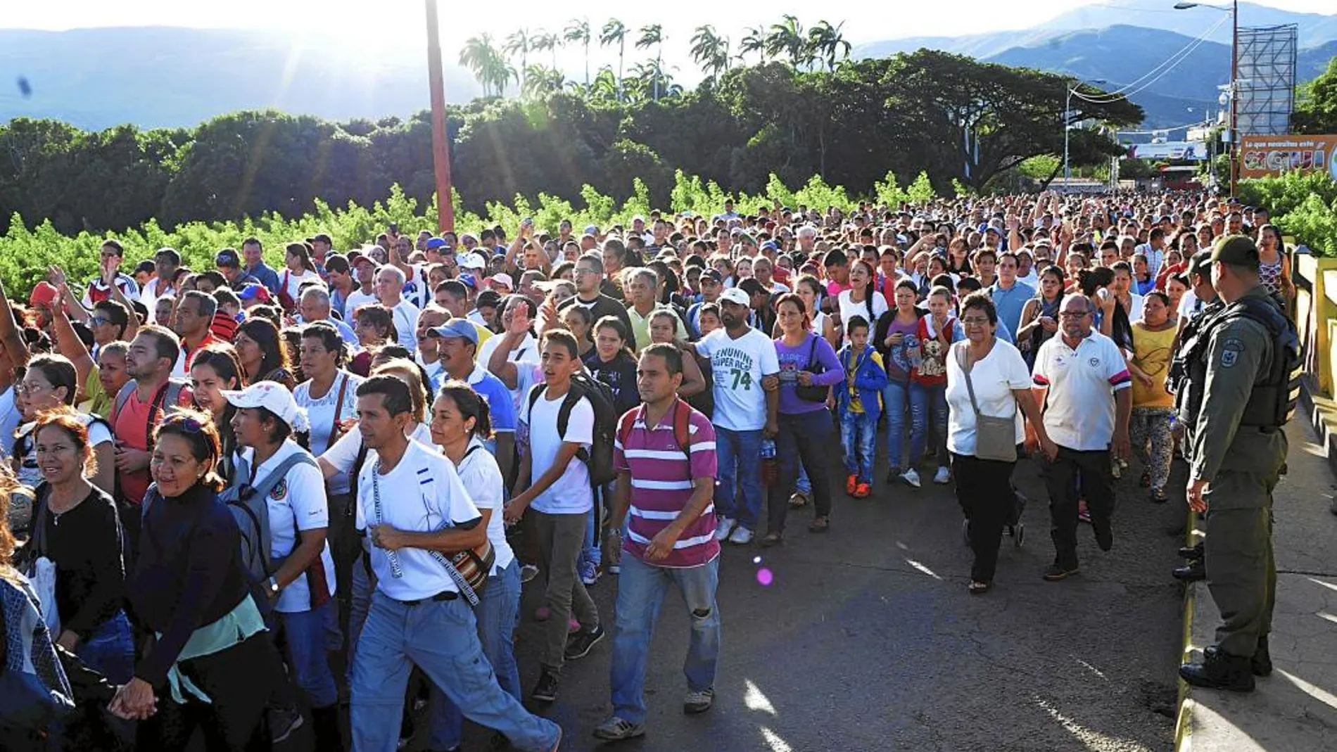 Cientos de personas cruzan el puente que separa Venezuela de Colombia, ayer en San Antonio de Táchira