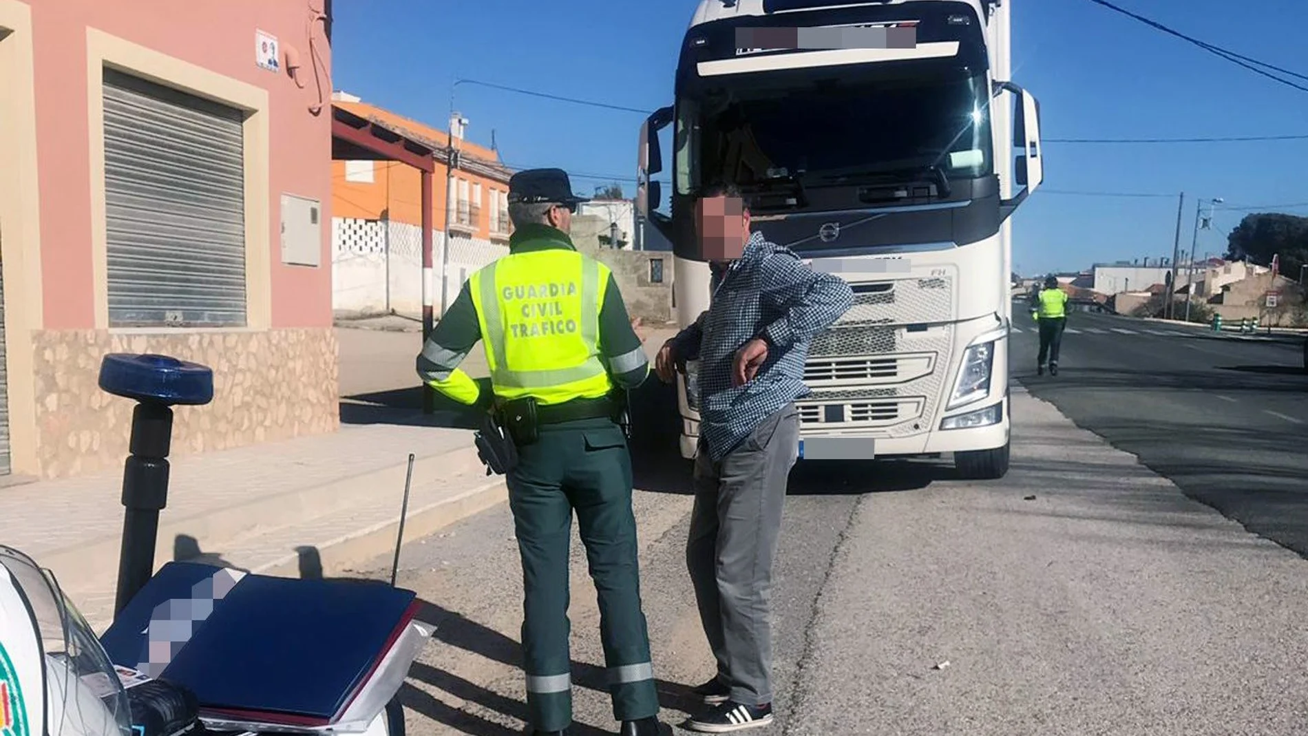 Imagen de la Guardia Civil en el momento de la detención del camionero tras interceptarle como sospechoso de conducir bajo los efectos del alcohol