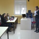 La responsable de los programas internacionales de UCAV, Annette Beermann, da la bienvenida a los estudiantes