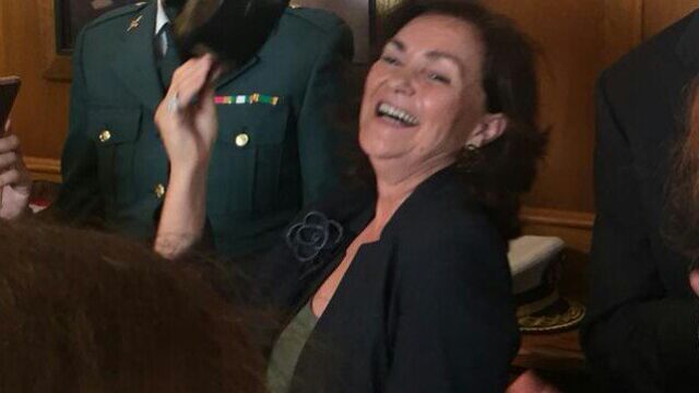 Critican a Carmen Calvo por bromear con un tricornio en un acto de la Guardia Civil