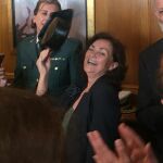 Critican a Carmen Calvo por bromear con un tricornio en un acto de la Guardia Civil