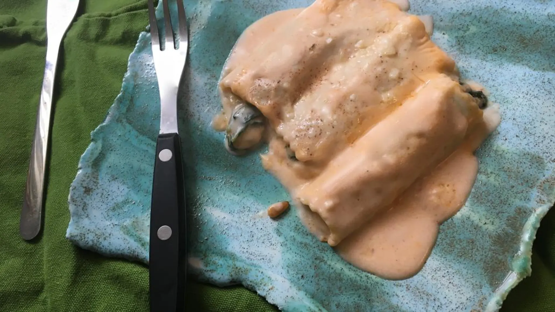 Canelones “foodies” de espinacas, atún, pasas y piñones