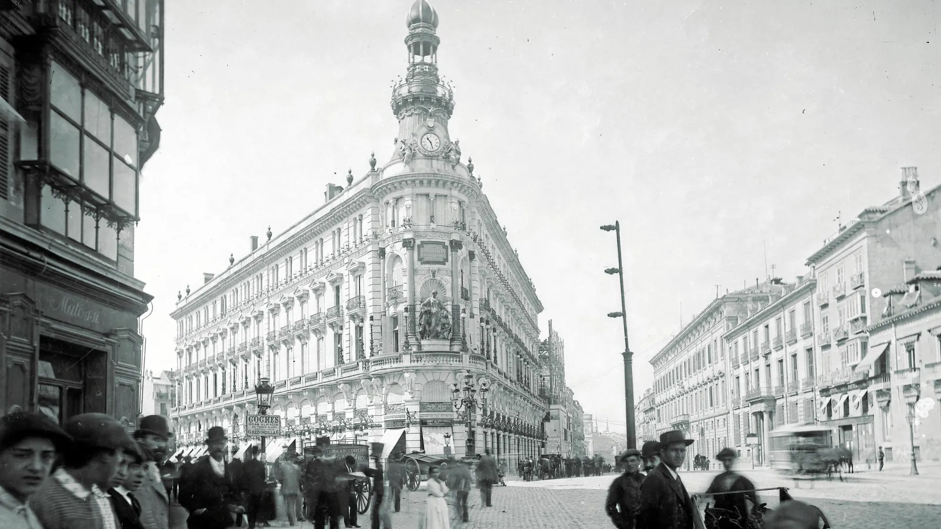 Casiano Alguacil fotografió el edificio La Equitativa, inaugurado en 1891 y declarado Bien de Interés Cultural en 2012