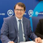 El presidente del PP de Castilla y León, Alfonso Fernández Mañueco, junto a la presidenta de los populares en Soria, María del Mar Angulo