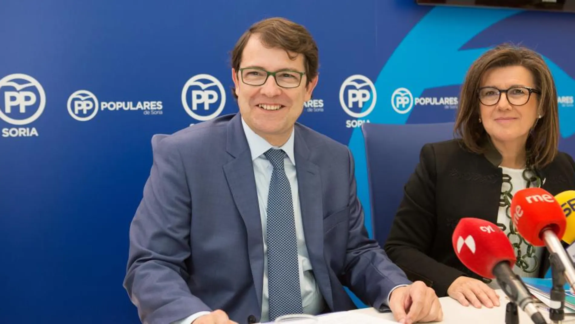 El presidente del PP de Castilla y León, Alfonso Fernández Mañueco, junto a la presidenta de los populares en Soria, María del Mar Angulo