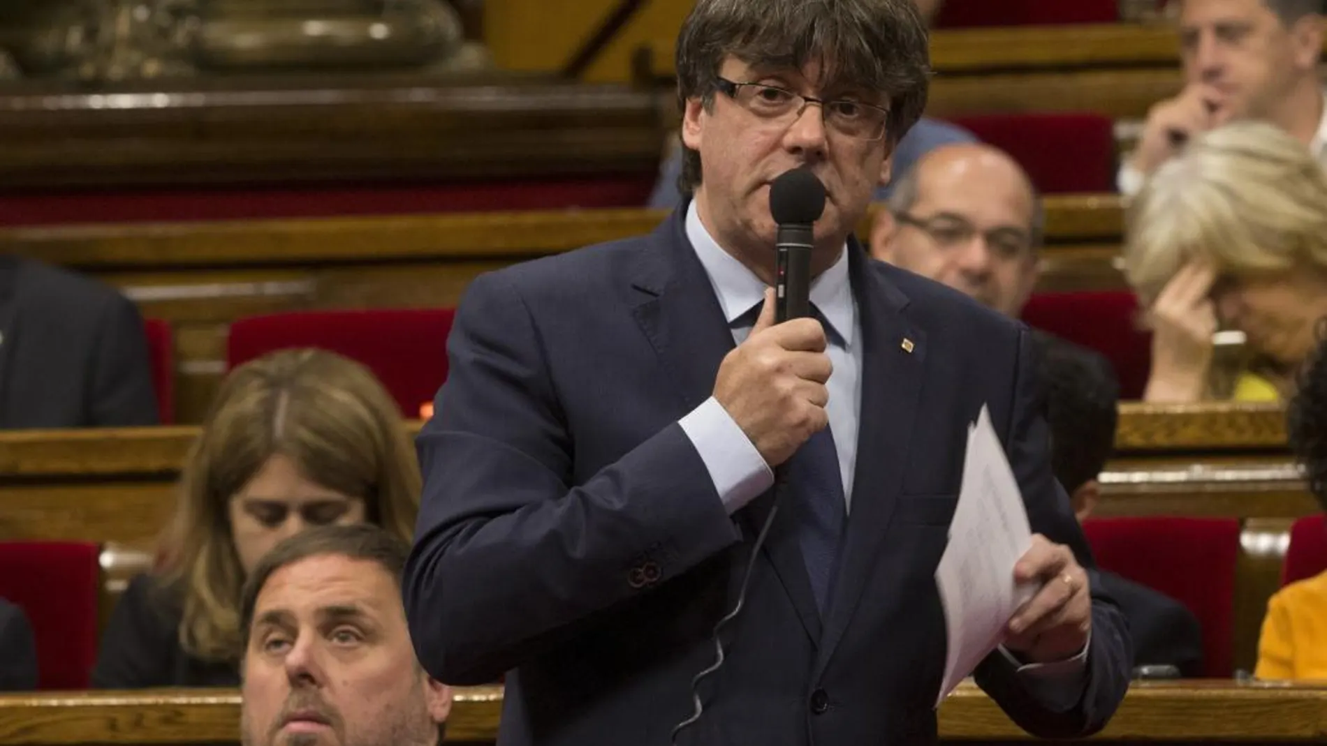 El presidente de la Generalitat, Carles Puigdemont, en el Parlament durante la sesión de control al gobierno catalán