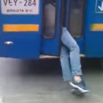 Un ladrón recibe una paliza tras quedar atrapado por la puerta de un autobús