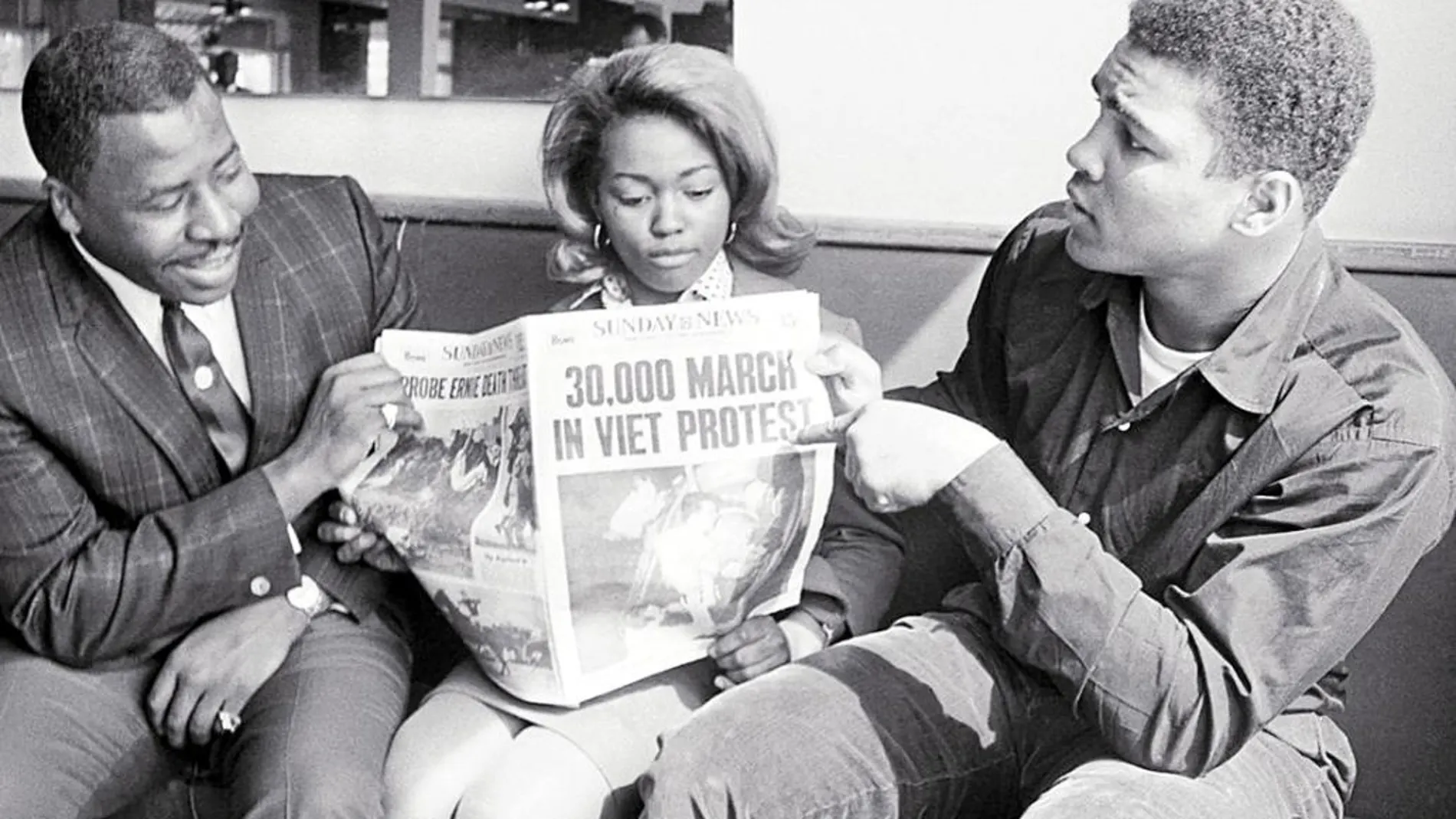 Muhammad Ali, en una imagen histórica, con un periódico en contra de la Guerra del Vietnam