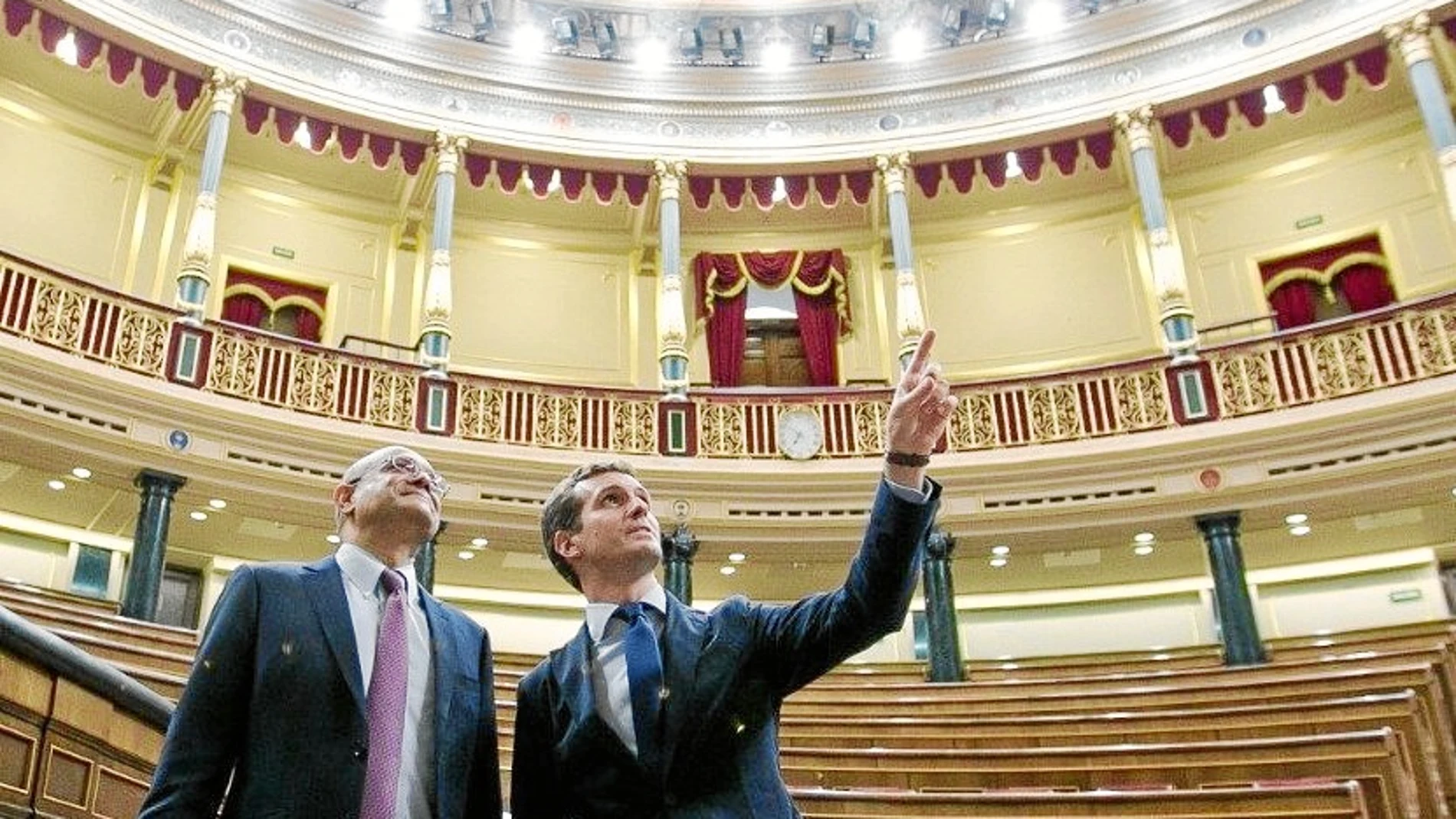 El líder del PP mostró ayer el hemiciclo del Congreso de los Diputados al decano de la Georgetown University's McDonough School of Business. En este centro universitario, Casado dio clase en los años 2010 y 2011