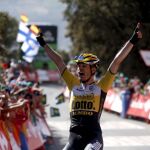 El holandés Bert Jan Lindeman celebra en línea de meta su victoria en la séptima etapa