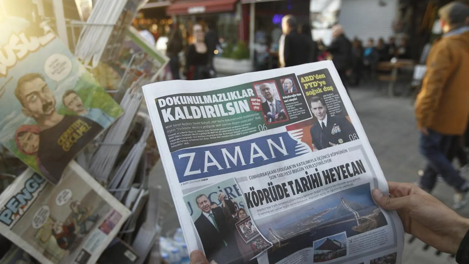 Portada del diario Zaman de hoy domingo, con una línea mucho más proclive al Gobierno de Erdogan.