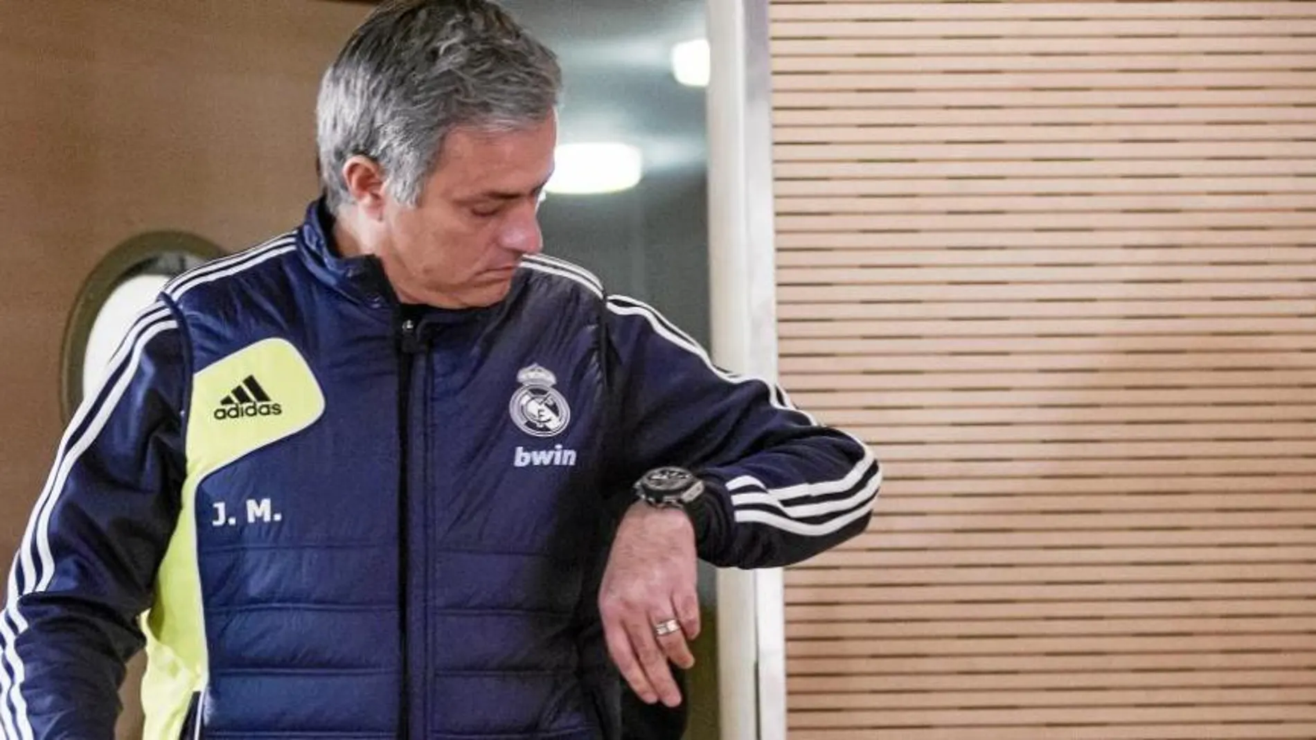 El entrenador del Real Madrid saldrá solo al campo antes del derbi para que «me pite quien quiera»
