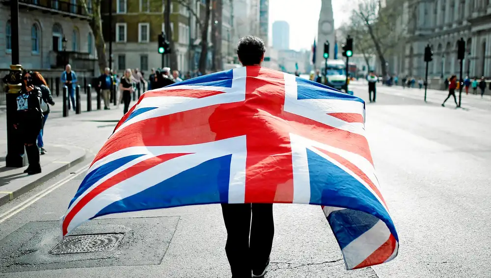 Un pro brexiter camina ayer por las calles soleadas de Londres en el día en el que se tendría que haber hecho efectivo el divorcio de la Unión Europea