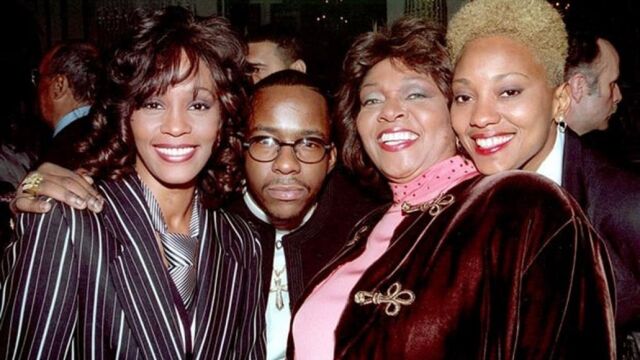 Whitney Houston, Bobby Brown, Cissy Houston y Robyn Crawford, en 1994