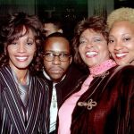 Whitney Houston, Bobby Brown, Cissy Houston y Robyn Crawford, en 1994