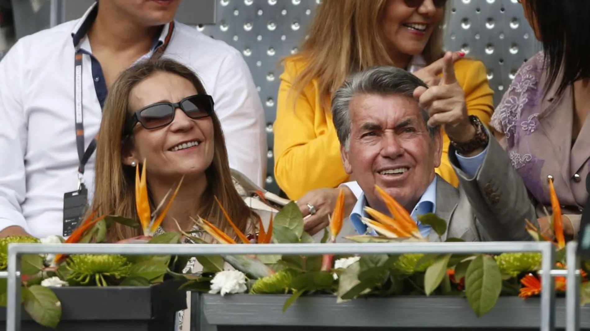 La infanta Elena junto a Manolo Santana, director del Open de Tenis de Madrid