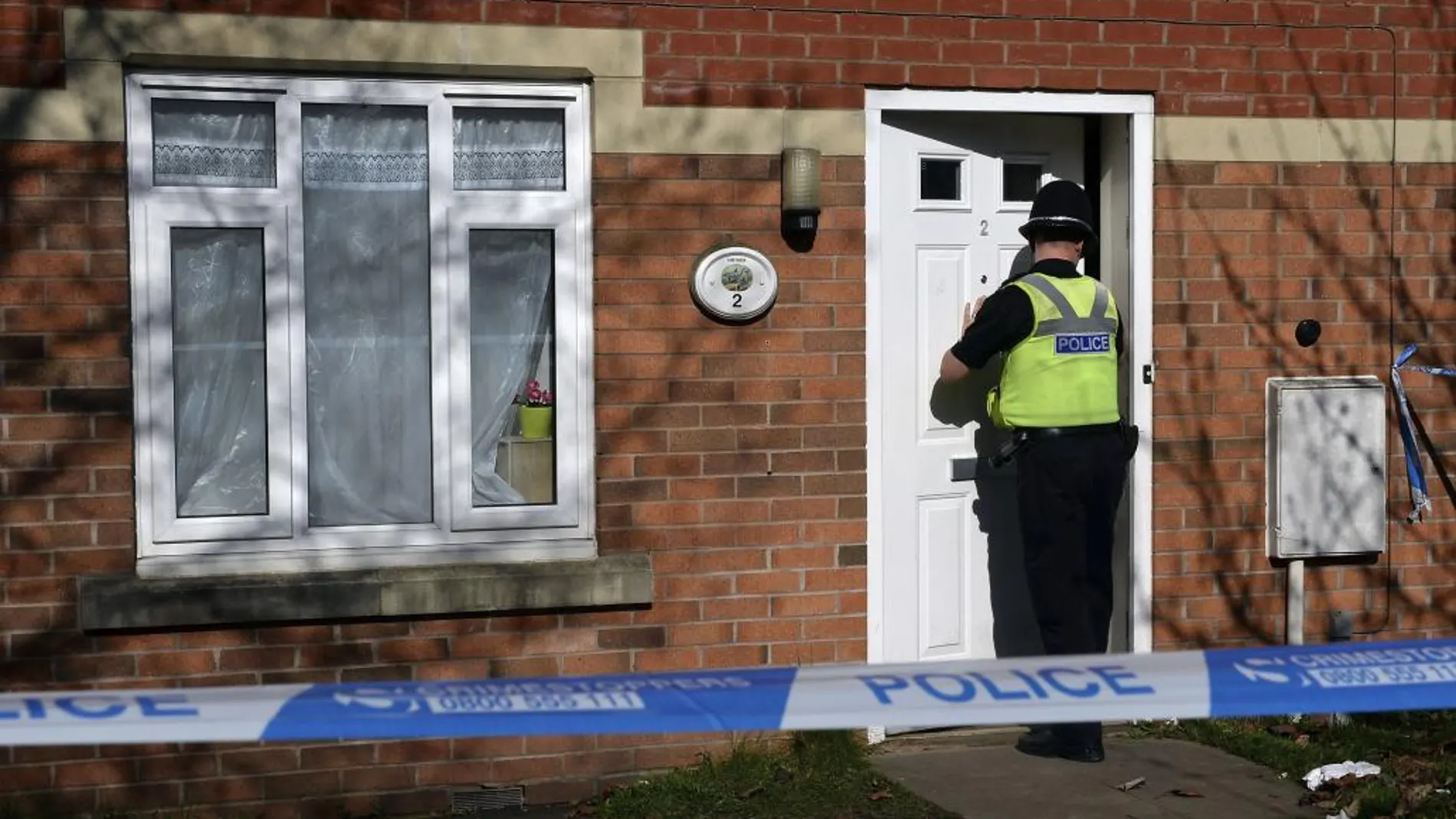 Un policía en una de las casas registradas en Birmingham