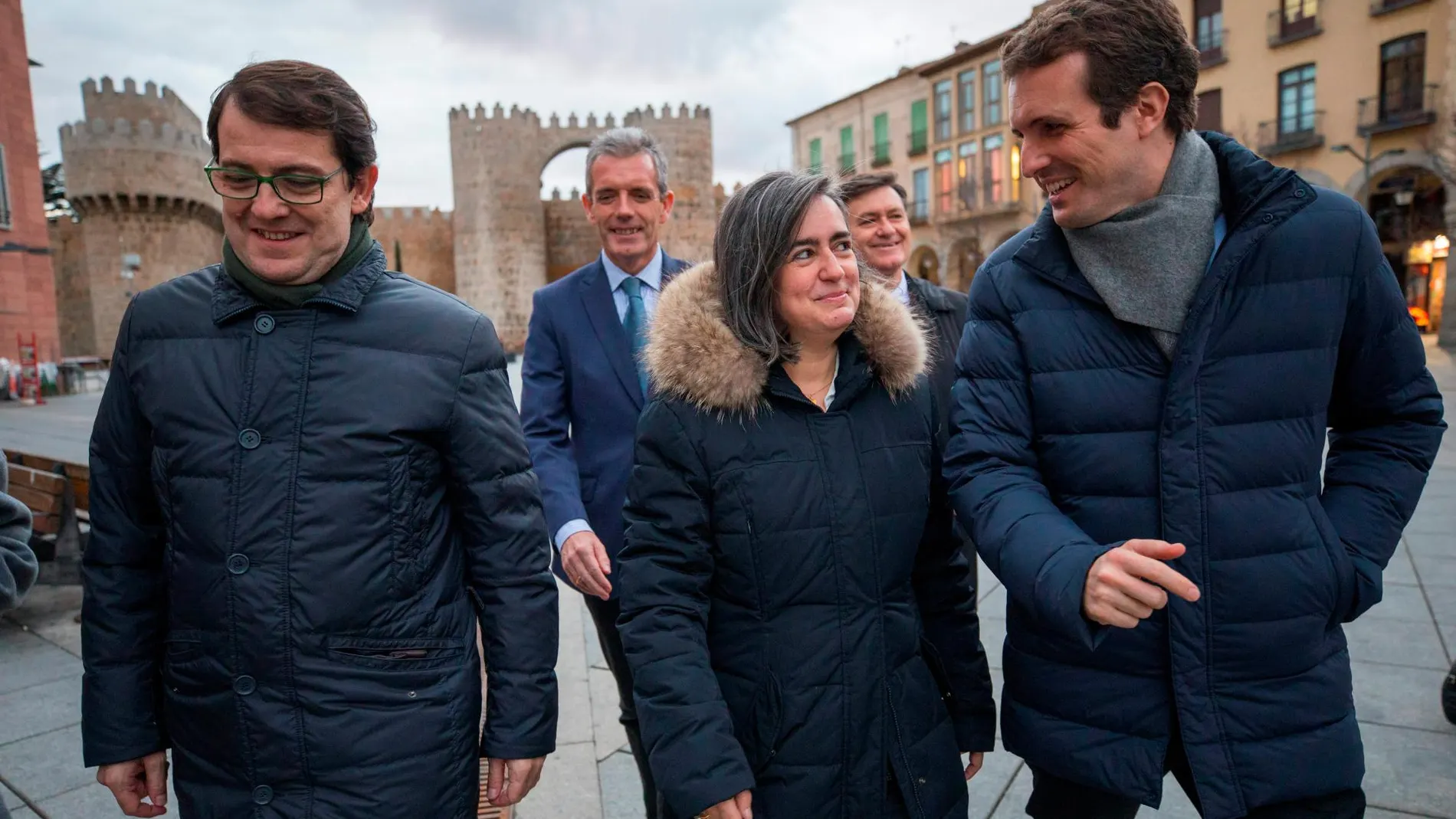 Pablo Casado conversa con la candidata a la alcaldía de Ávila, Sonsoles Sánchez-Reyes, en presencia de Fernández Mañueco