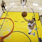 El jugador Stephen Curry (c) de Golden State Warriors en acción durante el partido frente a los San Antonio Spurs.