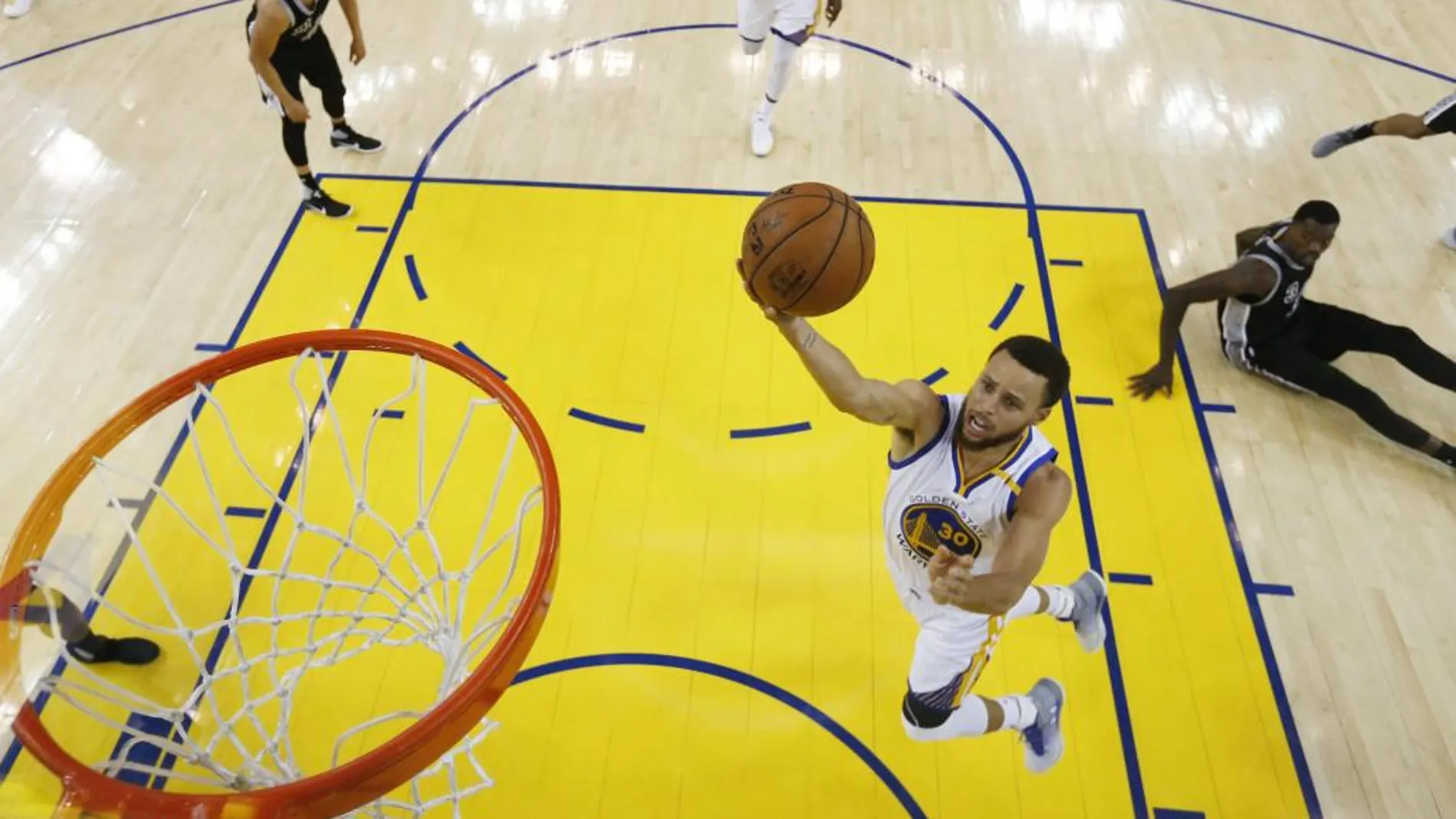 El jugador Stephen Curry (c) de Golden State Warriors en acción durante el partido frente a los San Antonio Spurs.