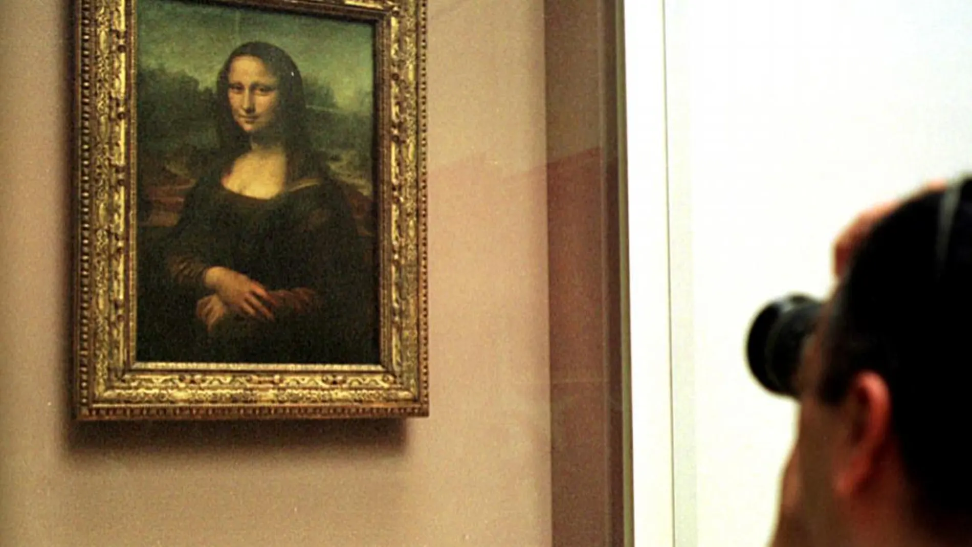 Un hombre fotografía La Mona Lisa en el museo de Louvre, París / Foto: Ap