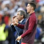 Fernando Santos y Cristiano Ronaldo gritan instrucciones a los jugadores de Portugal.