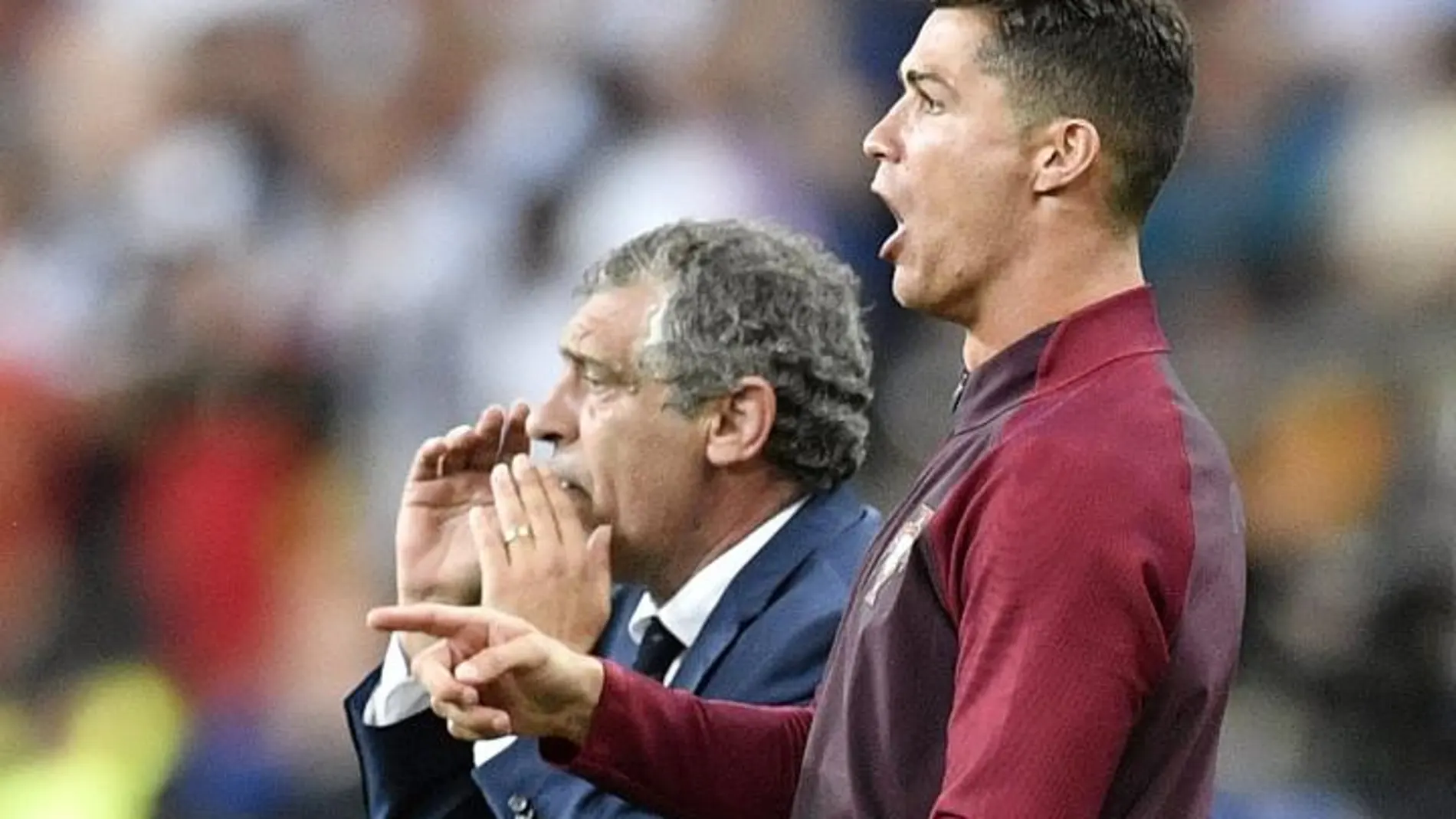 Fernando Santos y Cristiano Ronaldo gritan instrucciones a los jugadores de Portugal.