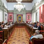 Los grupos municipales condenaron la actitud del portavoz de MC, José López, y pidieron a la alcaldesa que suspendiera la sesión plenaria vespertina