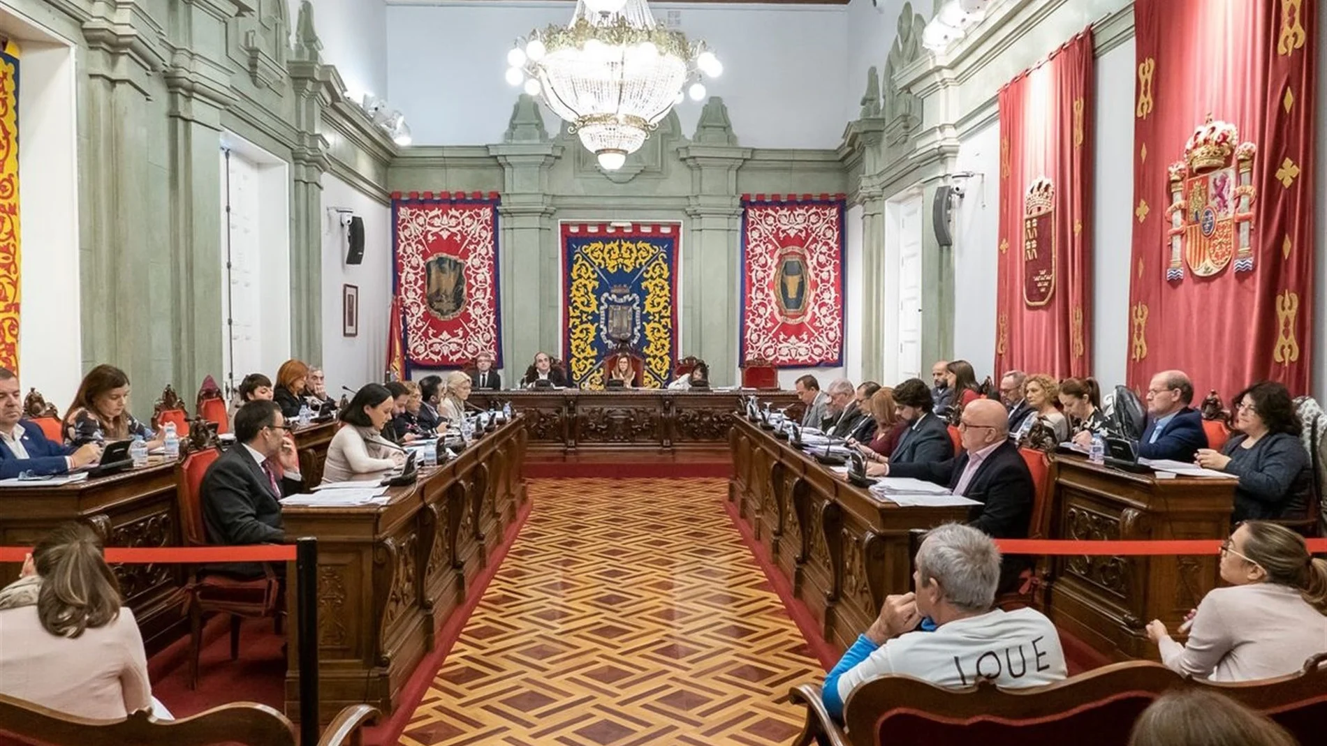 Los grupos municipales condenaron la actitud del portavoz de MC, José López, y pidieron a la alcaldesa que suspendiera la sesión plenaria vespertina