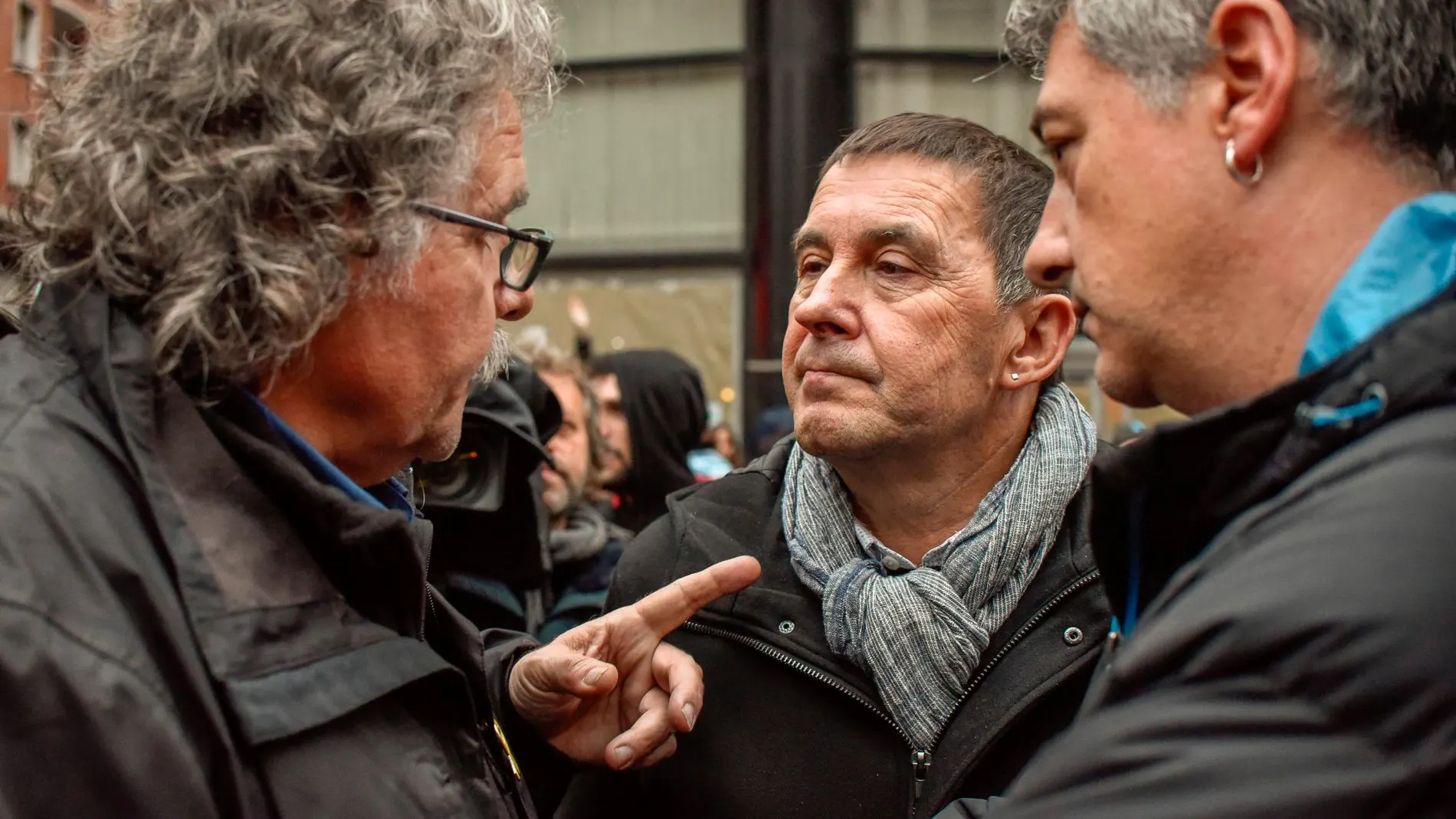 El portavoz de ERC en el Congreso, Joan Tardá y el líder de EH Bildu Arnaldo Otegi, durante la manifestación llevada a cabo hoy en Bilbao/Foto: Efe