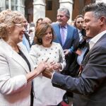 La alcaldesa, Manuela Carmena, y la vicepresidenta, Sáenz de Santamaría, saludaron en el acto a Alejandro Sanz