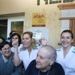Las trabajadoras de la residencia de ancianos "Mirador Barà"de Roda de Barà (Tarragona), y algunos de sus usuarios celebran el haber sido agraciados con el segundo premio de la lotería de Navidad