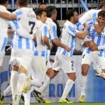 El delantero argentino del Málaga Javier Pedro Saviola (i) lucha el balón ante el defensa argentino del Oporto Nicolás Otamendi