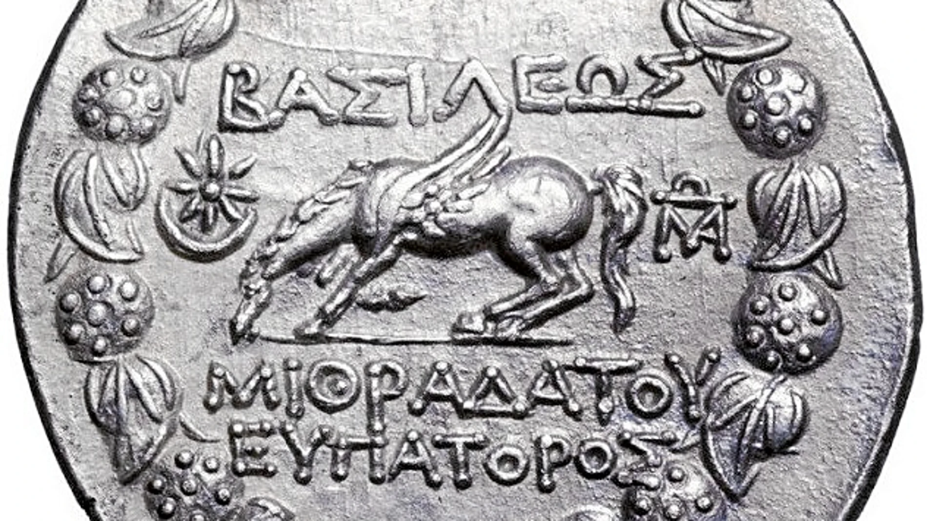 Reverso de la moneda con un Pegaso alado y con una inscripción en griego que dice: «Basileus Mitridates Eupator»