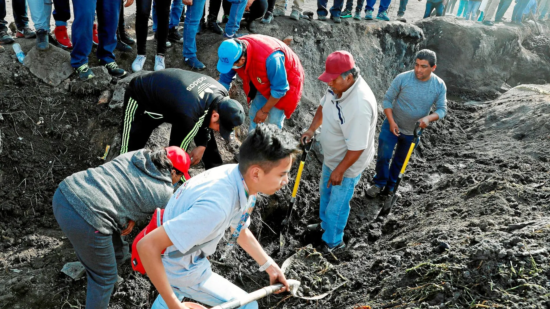 Residentes buscan restos humanos tras la explosión en Tlahuelilpanen