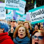 Miles de personas se concentraron a las puertas de la Cámara andaluza para protestar por la investidura del popular Juanma Moreno y el pacto alcanzado con Cs y Vox / Foto: Manuel Olmedo