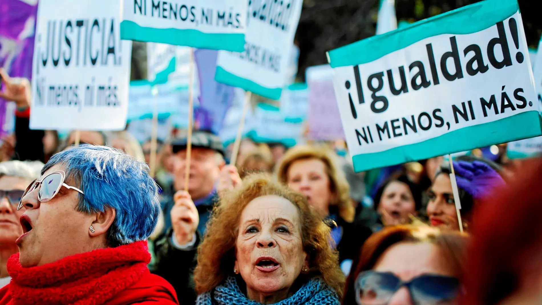 Miles de personas se concentraron a las puertas de la Cámara andaluza para protestar por la investidura del popular Juanma Moreno y el pacto alcanzado con Cs y Vox / Foto: Manuel Olmedo