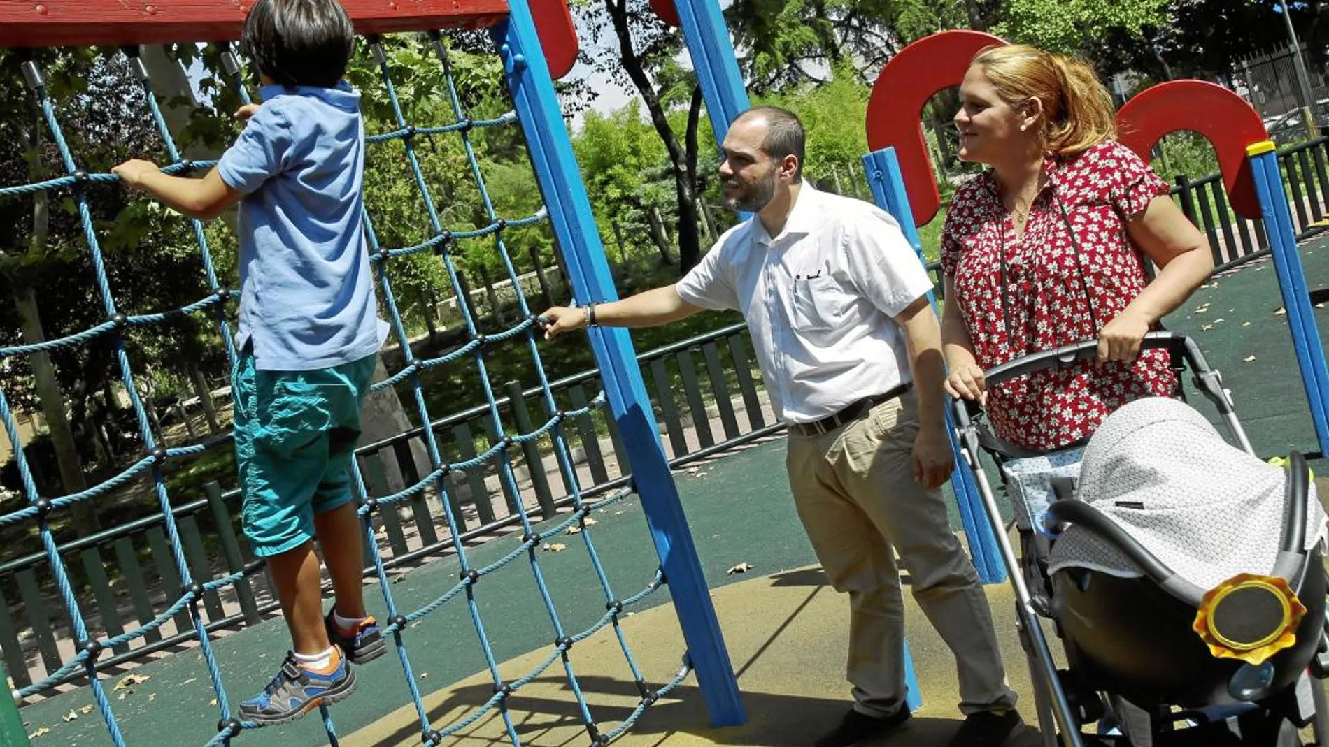 Mariana y Sergio acompañan a su hijo Andrés al parque que tienen cerca del centro de acogida. El pequeño es muy sociable: «Ya tengo amigos con los que juego aquí». Foto: Javier Fdez.-Largo