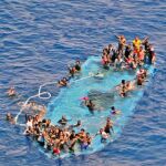 Varias personas en una barcaza que se hunde en el canal de Sicilia cerca de las costas de Libia