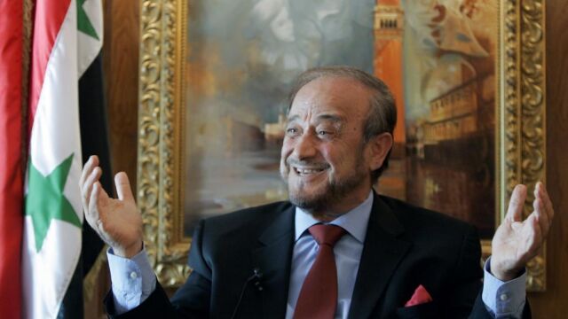 Rifaat al Assad, el exiliado tío del presidente sirio, en su oficina de Marbella en 2005 durante una entrevista con Associated Press