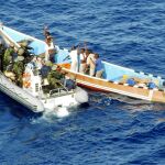 Militares españoles capturan una barcaza con piratas en 2010