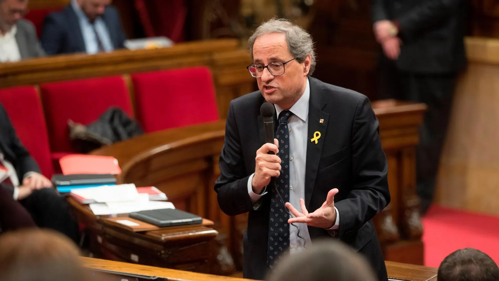 El presidente de la Generalitat, Quim Torra (i), durante una de sus intervenciones en el Parlament de Cataluña.